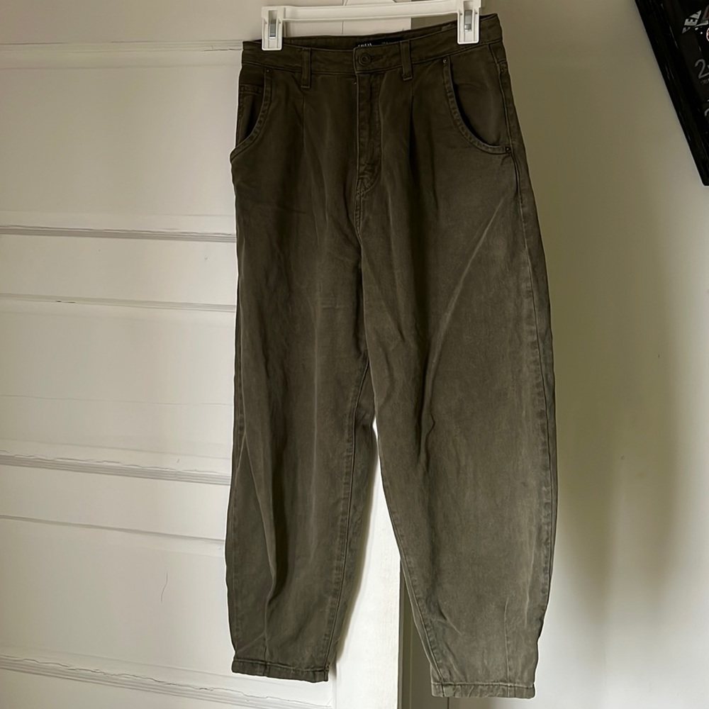 Zara jeans in great condition size 36, US 4! Army green jeans material!
